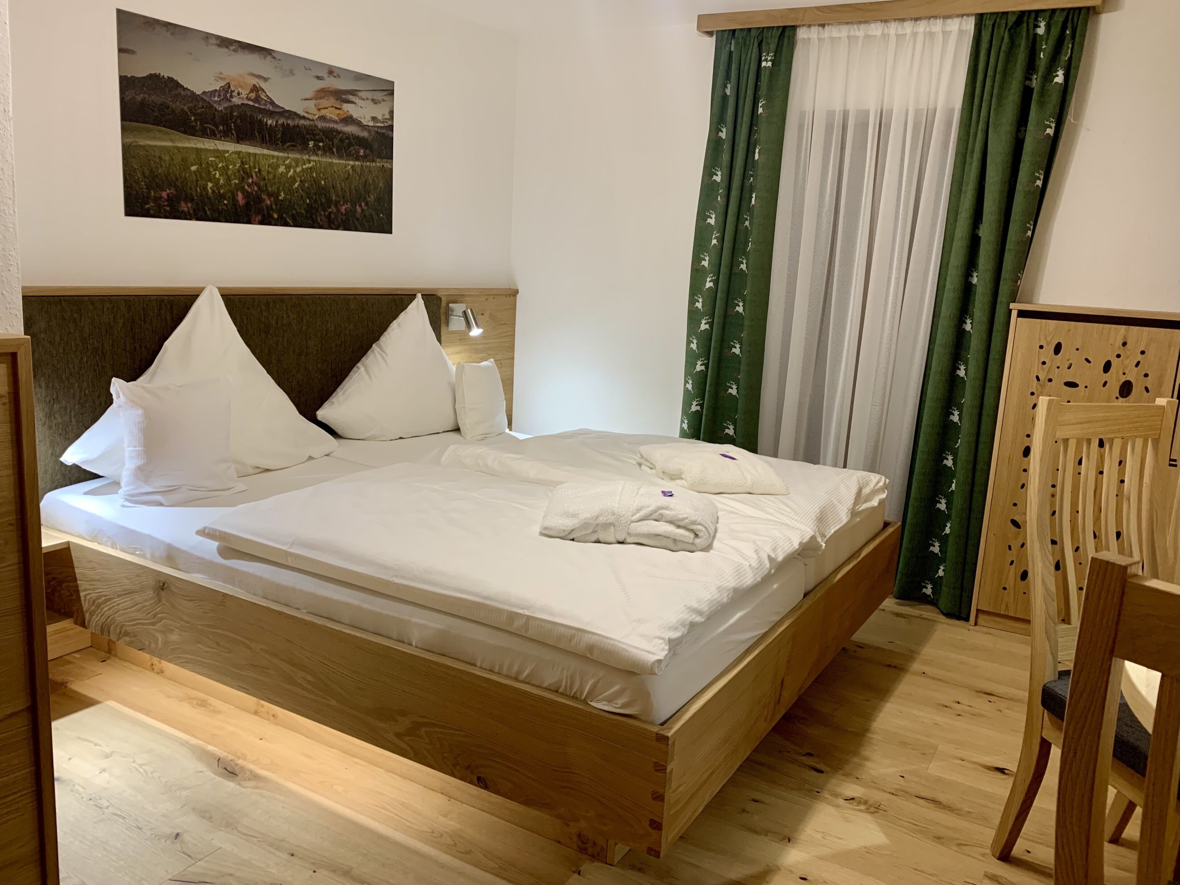 standard single room, 1 queen bed | hypo-allergenic bedding, minibar, in-room safe, desk