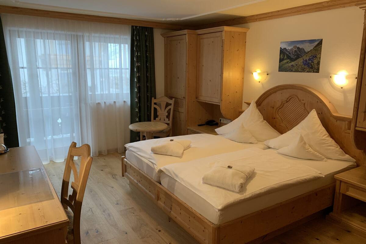 standard double room | hypo-allergenic bedding, minibar, in-room safe, desk