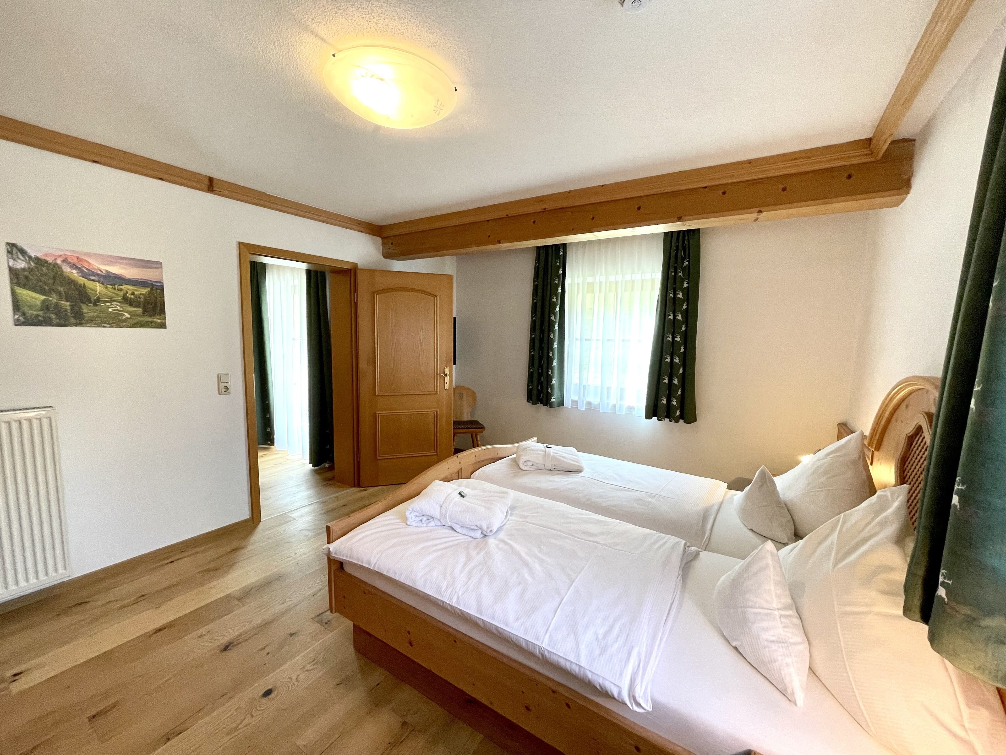 classic suite | hypo-allergenic bedding, minibar, in-room safe, desk