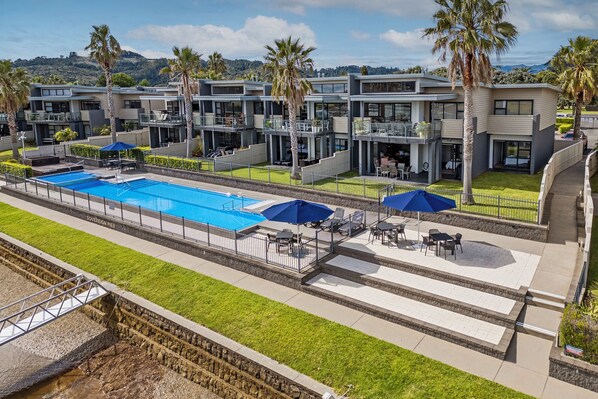 Piscine extérieure (ouverte en saison), parasols de plage
