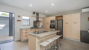 Full-sized fridge, microwave, oven, stovetop