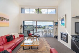 Televisión de pantalla plana, reproductor de DVD