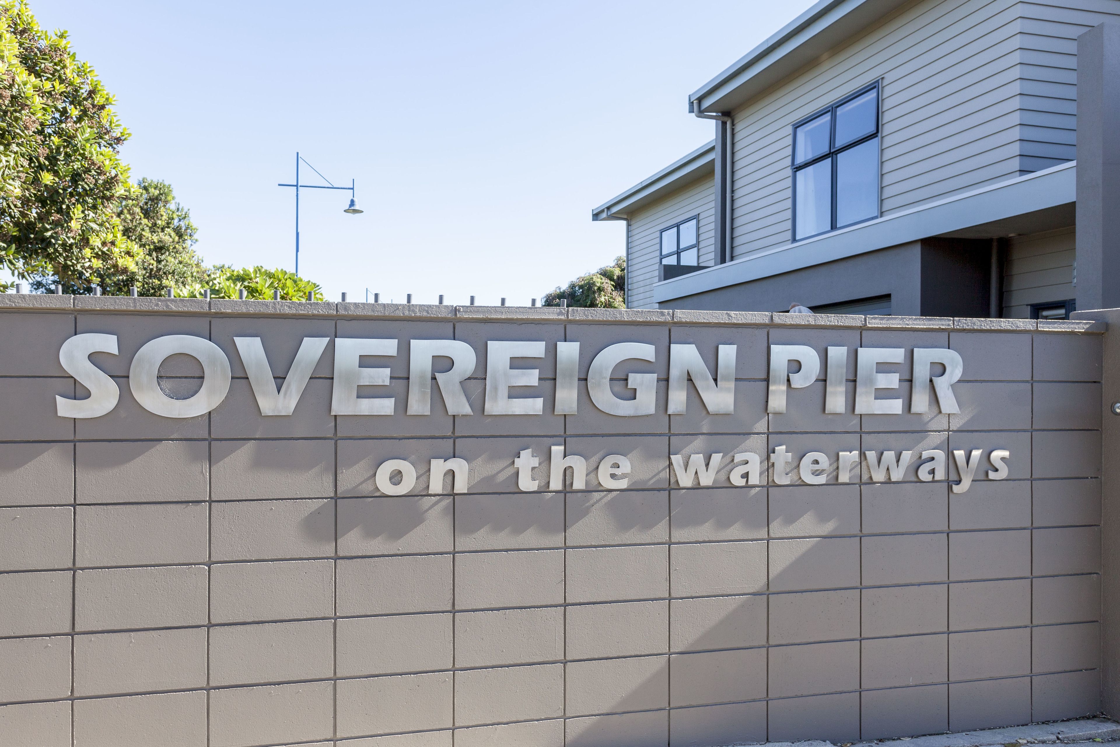 Opastekyltti, jossa lukee: ”Sovereign Pier – laivaväylien varrella”.