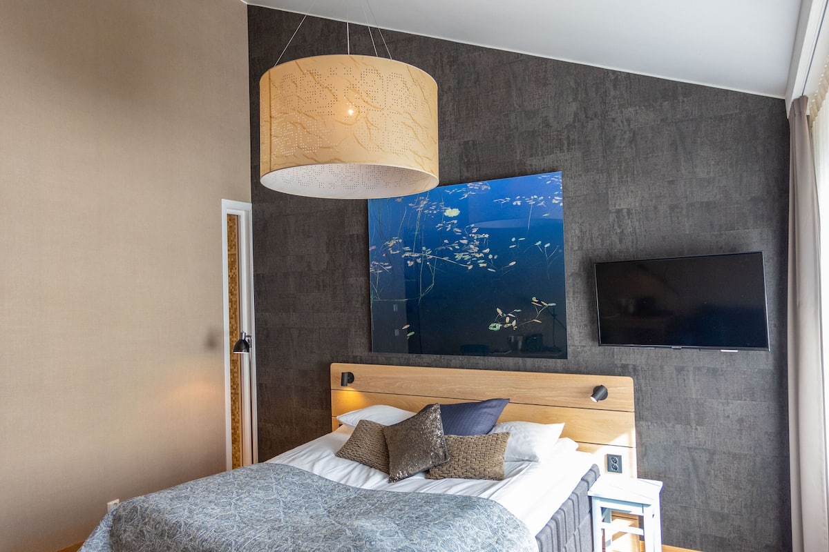 premium bedding, pillow-top beds, individually decorated, desk