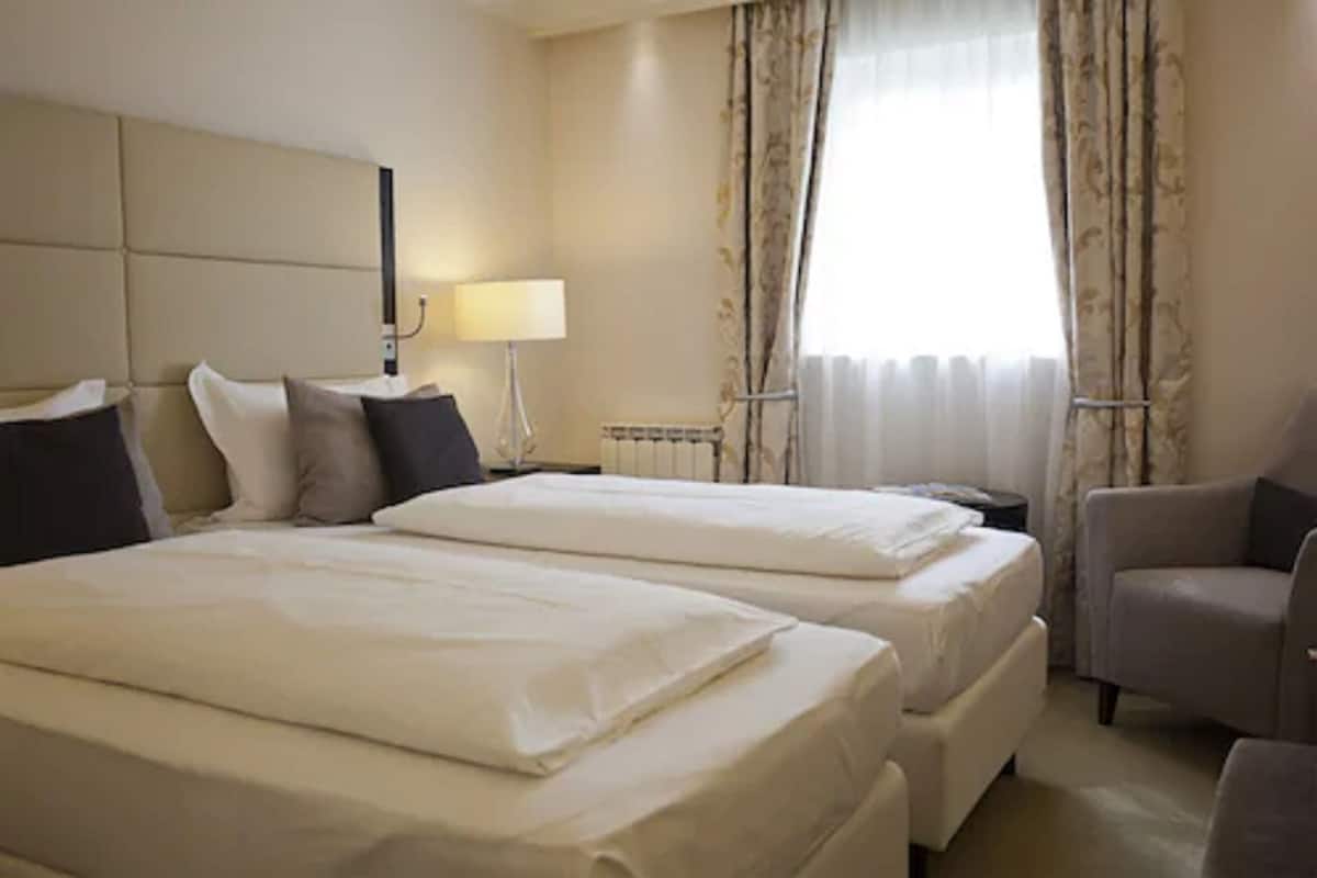 standard double or twin room, 1 bedroom | desk, iron/ironing board, free wifi, bed sheets
