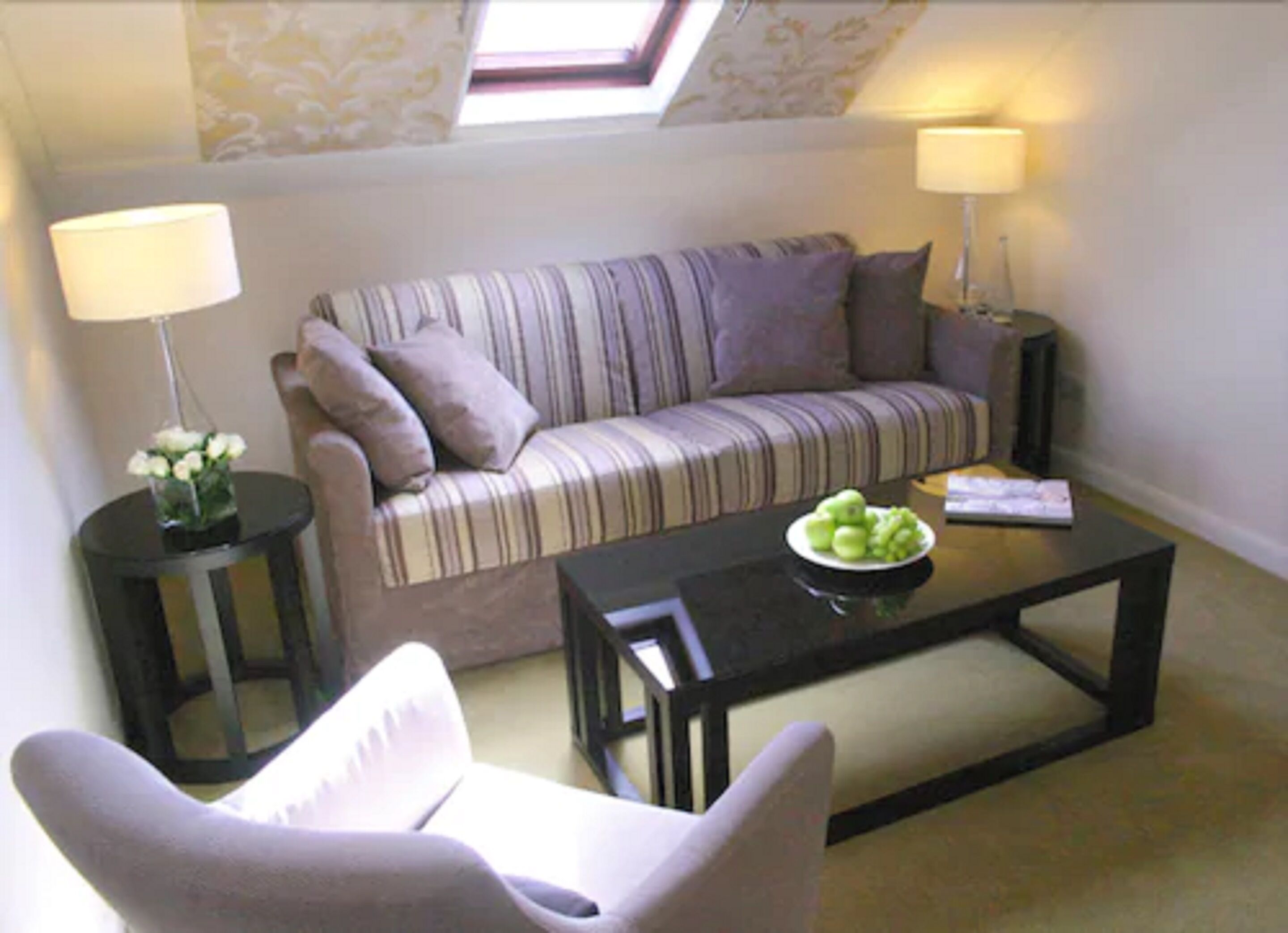 junior suite, 1 bedroom | living area | flat-screen tv