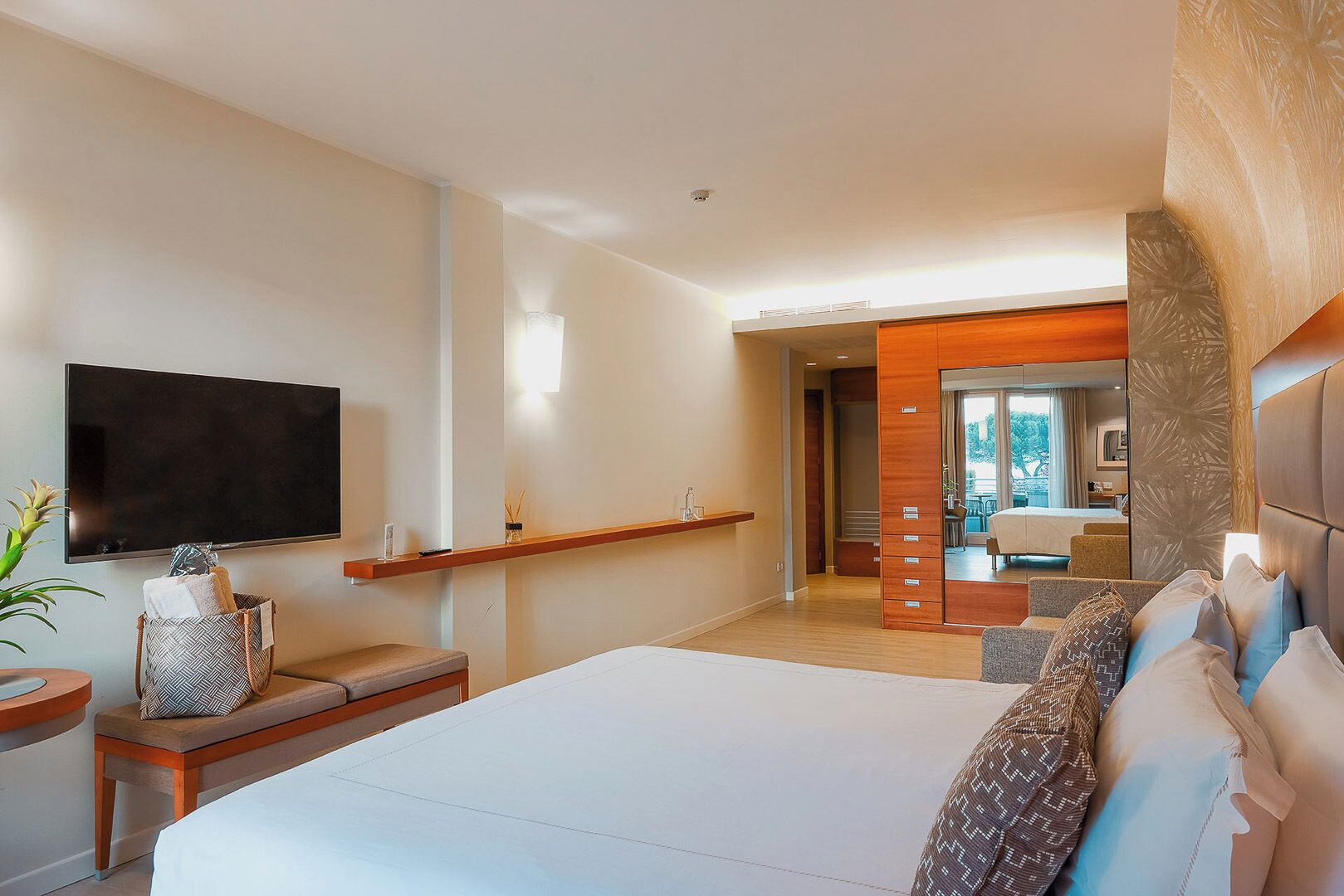 hypo-allergenic bedding, minibar, in-room safe, desk