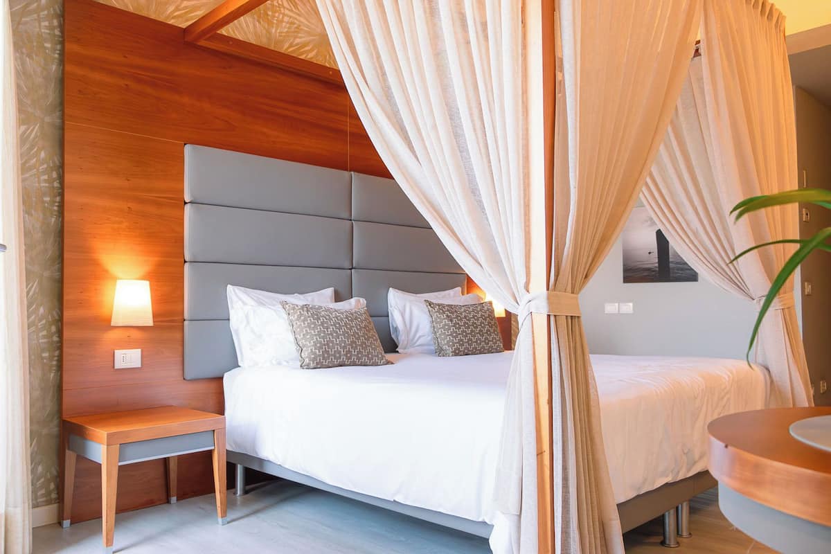 double room, lake view (drinks not included) | hypo-allergenic bedding, minibar, in-room safe, desk