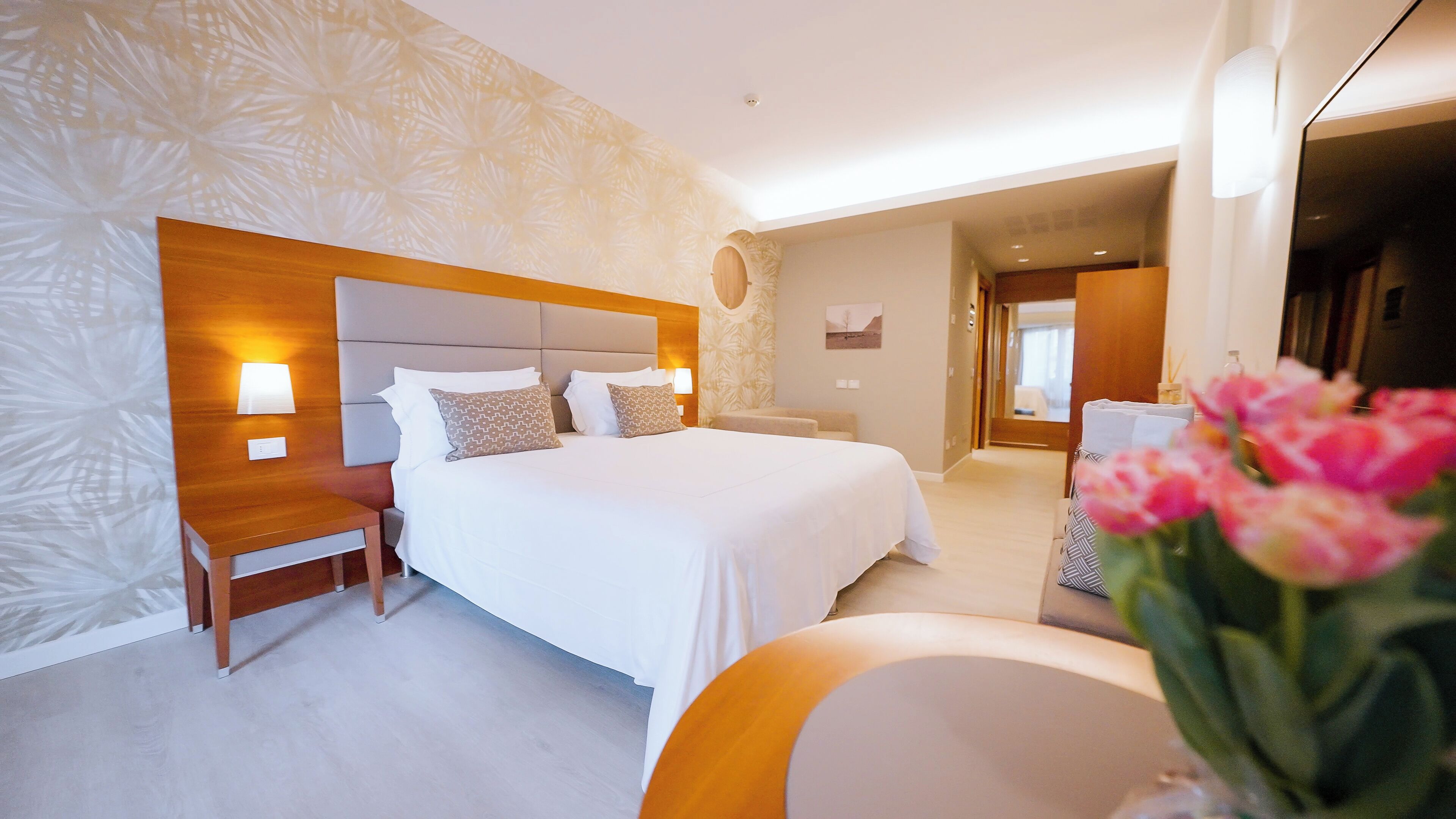 double room | hypo-allergenic bedding, minibar, in-room safe, desk