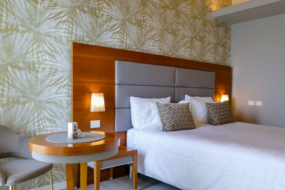 hypo-allergenic bedding, minibar, in-room safe, desk