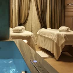Un sauna, una bañera de hidromasaje, baño turco/hammam