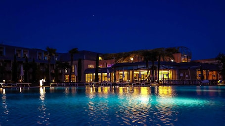 室内游泳池,室外游泳池,池畔遮阳伞,日光浴躺椅