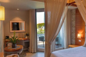 Hypo-allergenic bedding, minibar, in-room safe, desk