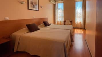 Habitación con 2 camas individuales | Caja fuerte, escritorio, cortinas opacas y wifi gratis