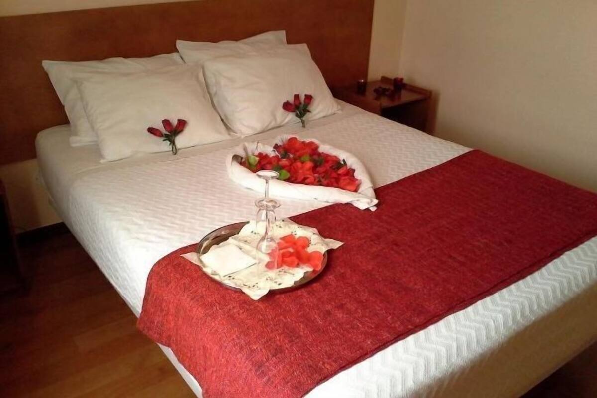 Caja de seguridad en la habitación, escritorio y cortinas blackout