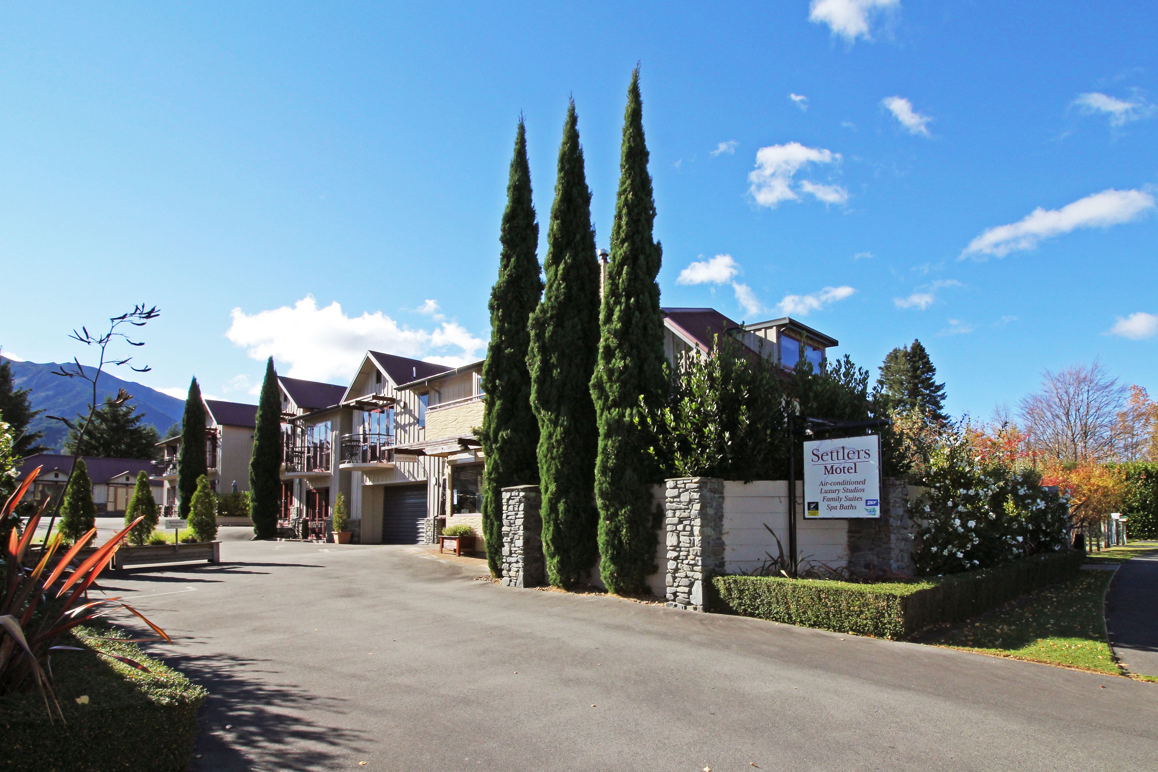A hotel with a sign indicating it offers luxury suites, family suites, and spa baths.