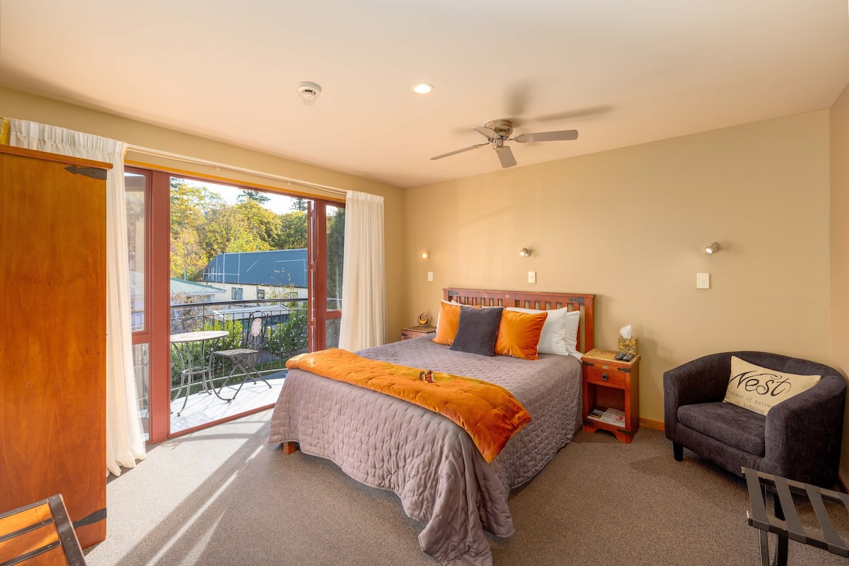 1 bedroom, Egyptian cotton sheets, premium bedding, down duvets