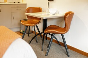 Studio (Access) | Makan di kamar