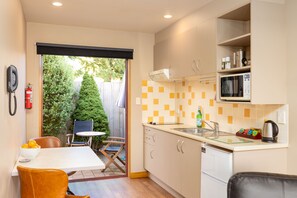 华丽客房, 1 间卧室 (One Bedroom Spa Suite) | 私人厨房 | 冰箱、微波炉、炉灶、茶具/咖啡用具