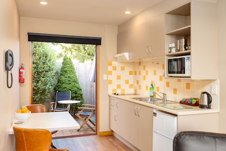 Refrigerador, microondas, placa de cocina, cafetera/tetera