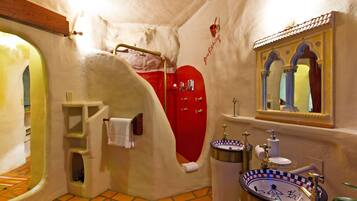 Standard Suite, 1 Bedroom, Kitchen (Earth Lodge) | Bathroom | Free toiletries, hair dryer, bathrobes, towels