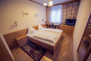 Quarto casal | Frigobar, escrivaninha, ferros/tábuas de passar roupa, Wi-Fi de cortesia