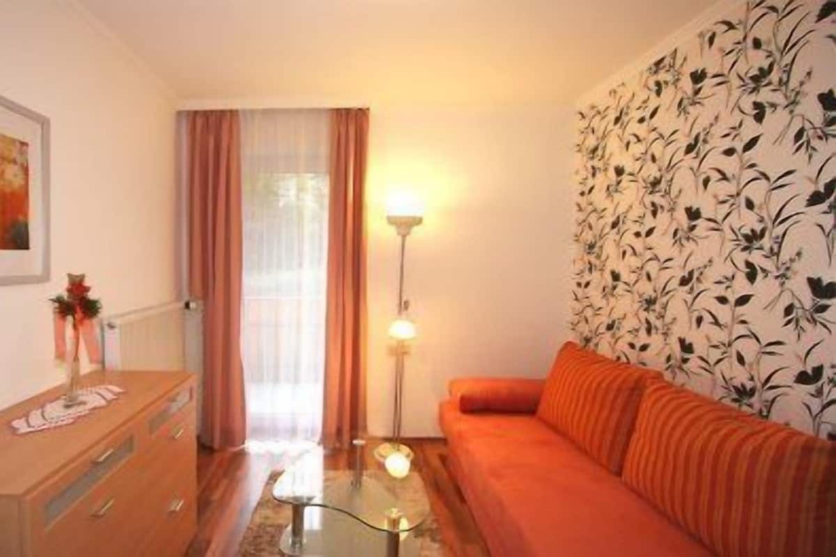 Kamar Double Basic | Area keluarga | TV layar datar