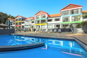 Outdoor pool, open 8:00 AM to 10:00 PM, pool loungers - Quality Hotel Oceans Tutukaka (Tutukaka)