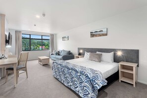 Standard Room, 1 King Bed, Non Smoking | Individually decorated, blackout curtains, iron/ironing board - Quality Hotel Oceans Tutukaka (Tutukaka)