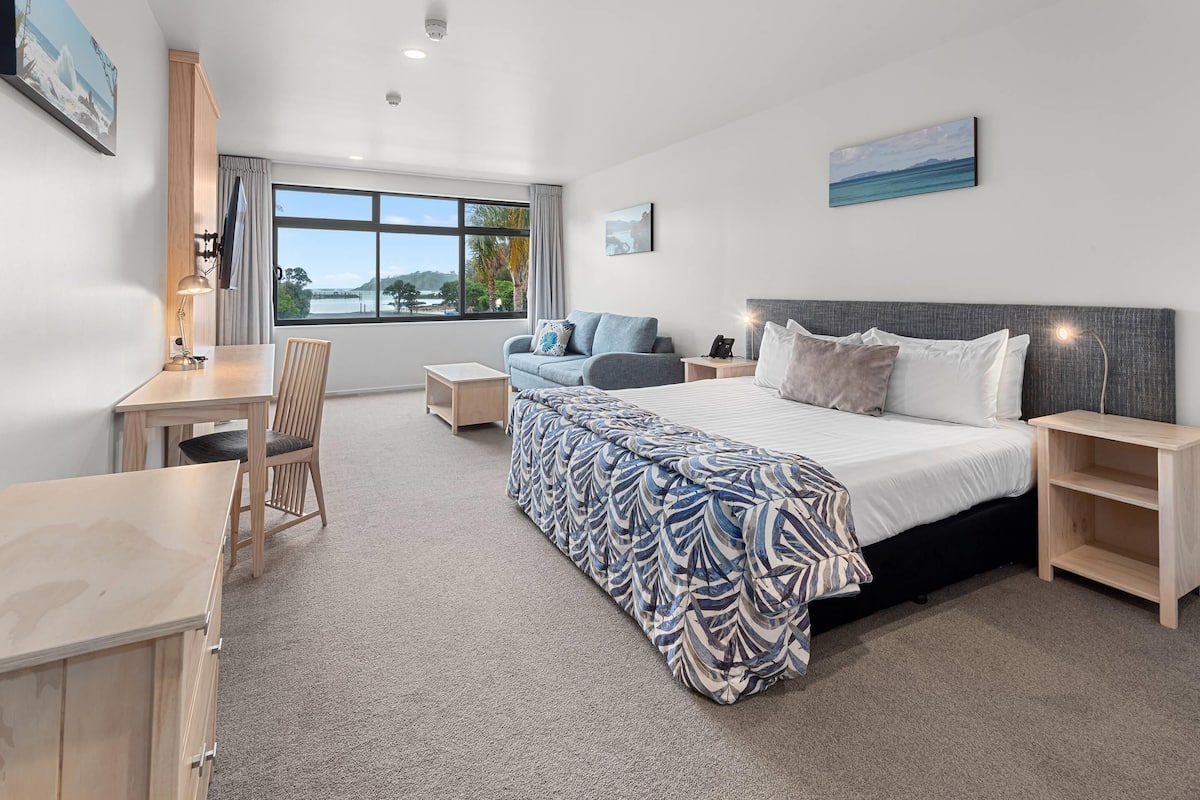 Deluxe Room, 1 King Bed with Sofa bed, Non Smoking