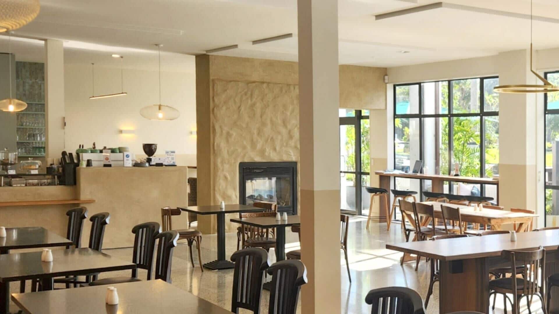 朝食、ランチ、ディナー、ブランチに営業