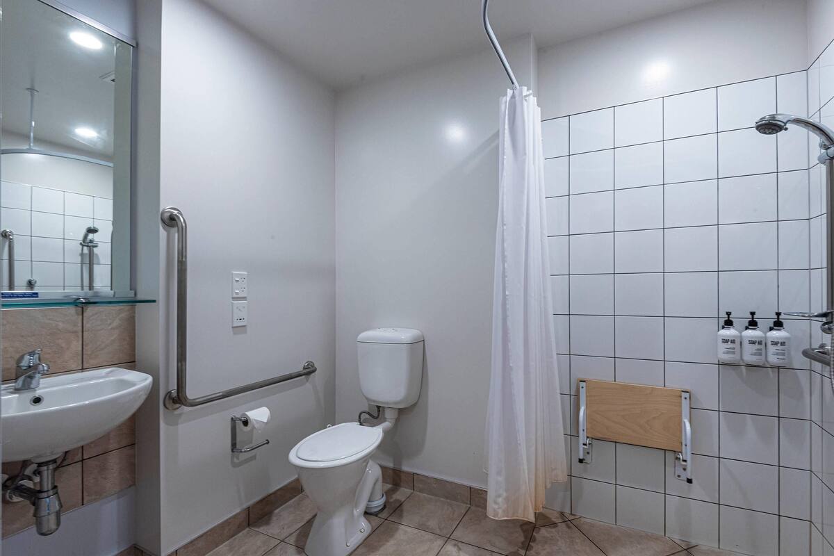 Mobility Accessible Room | Verdunkelungsvorhänge, Bügeleisen/Bügelbrett, kostenlose Babybetten