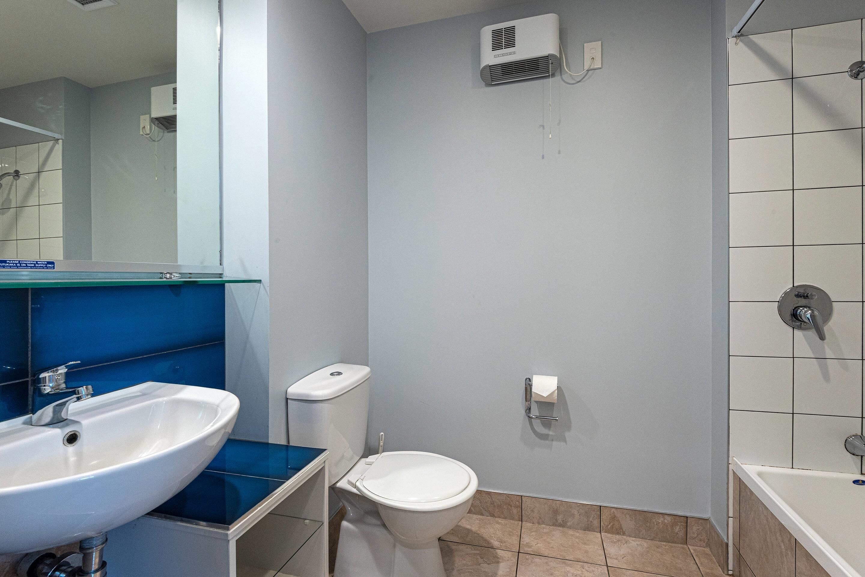 Un baño con lavabo, inodoro y bañera.