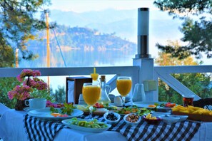 Daily local cuisine breakfast for a fee