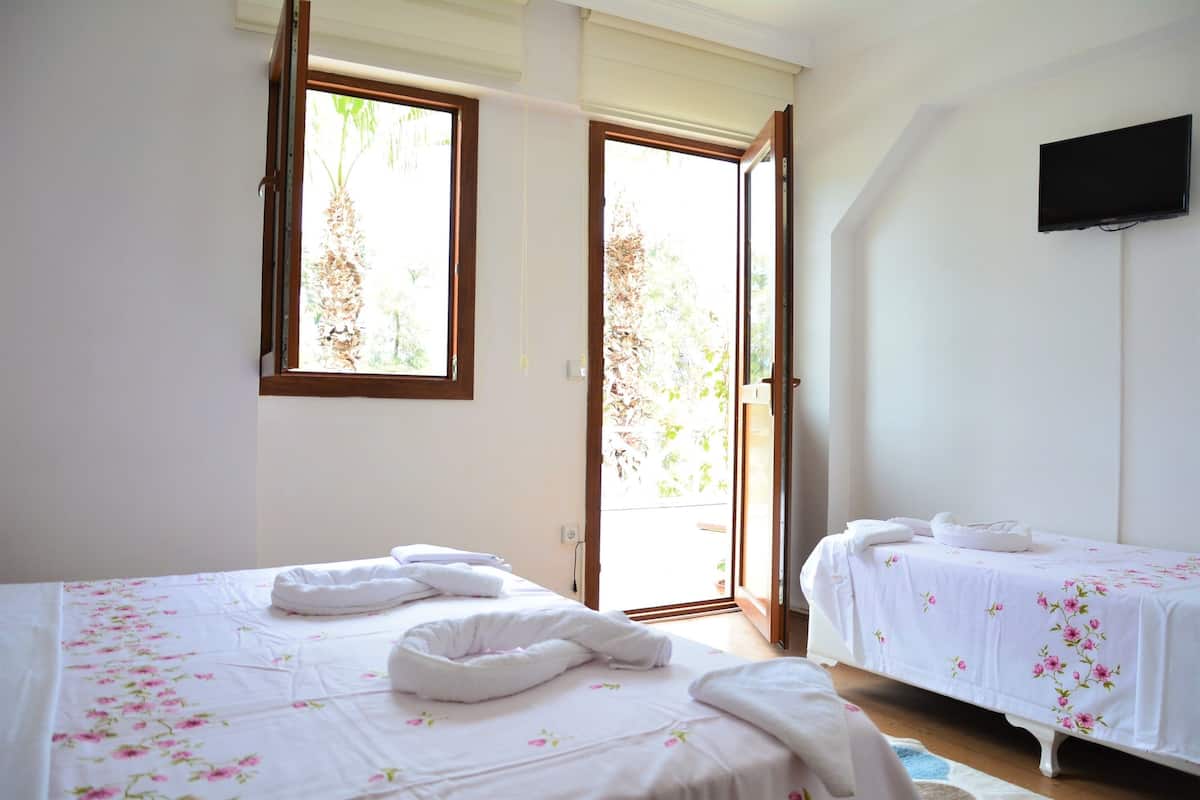 Standard-Dreibettzimmer, Meerblick, zum Innenhof hin