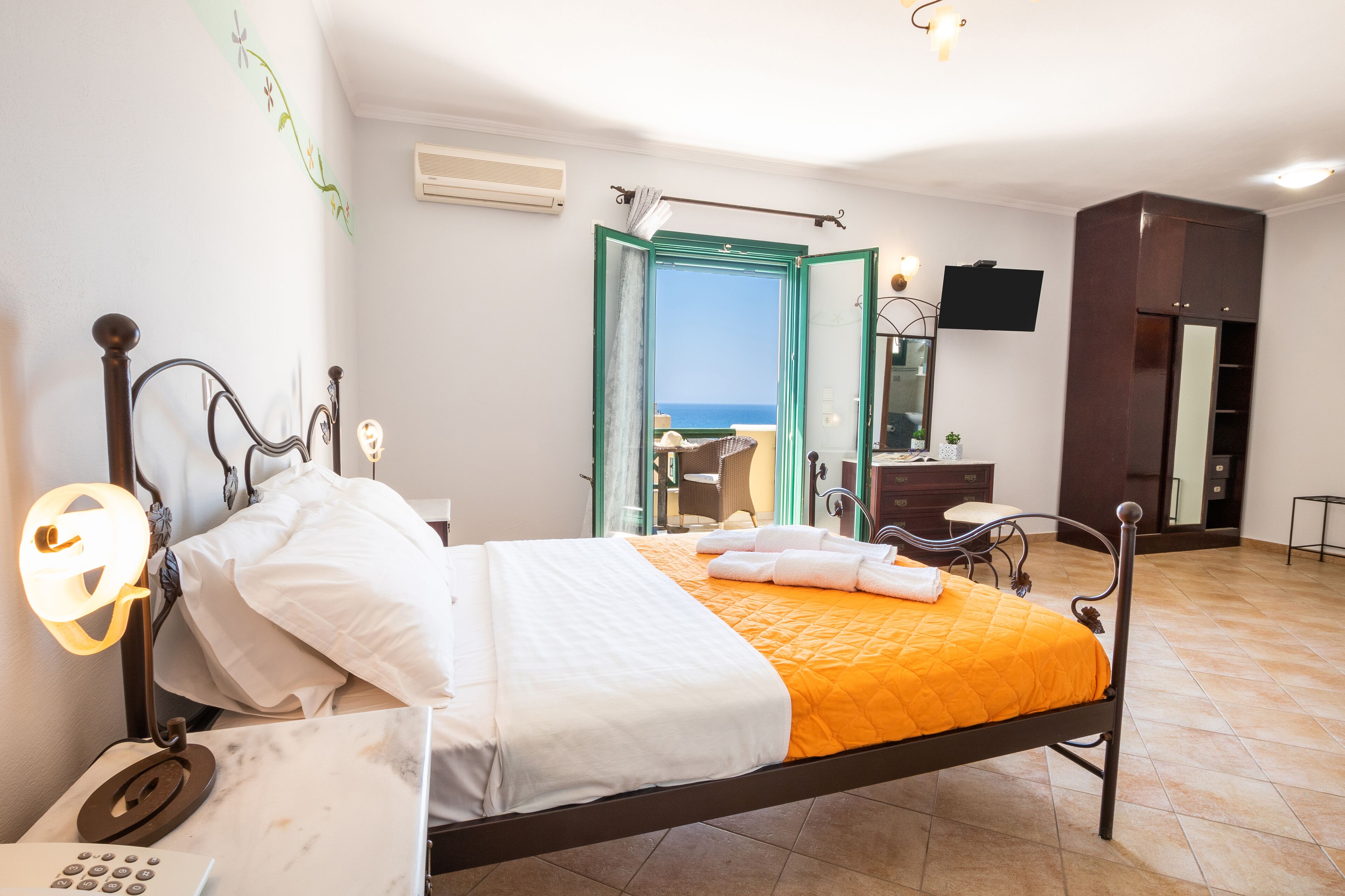 In-room safe, soundproofing, free WiFi, bed sheets