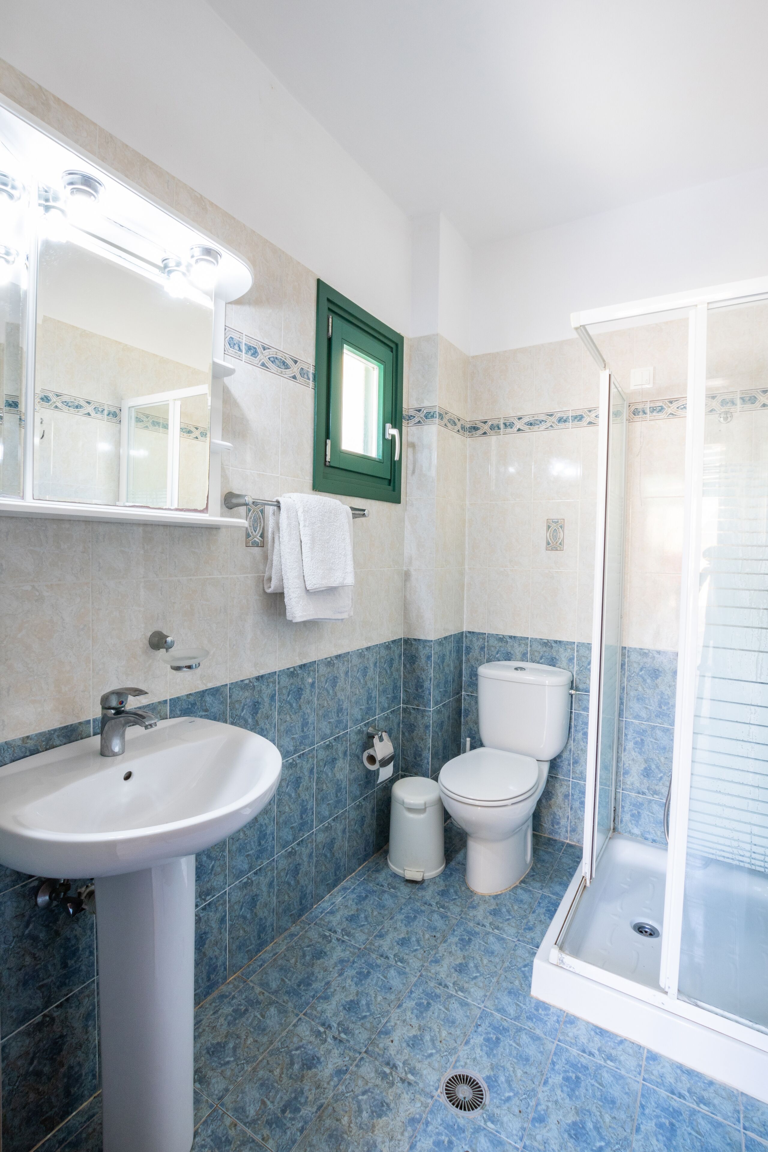 Ein Badezimmer mit Waschbecken, Toilette und Dusche.