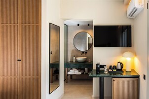 Minibar, caja de seguridad en la habitación y escritorio