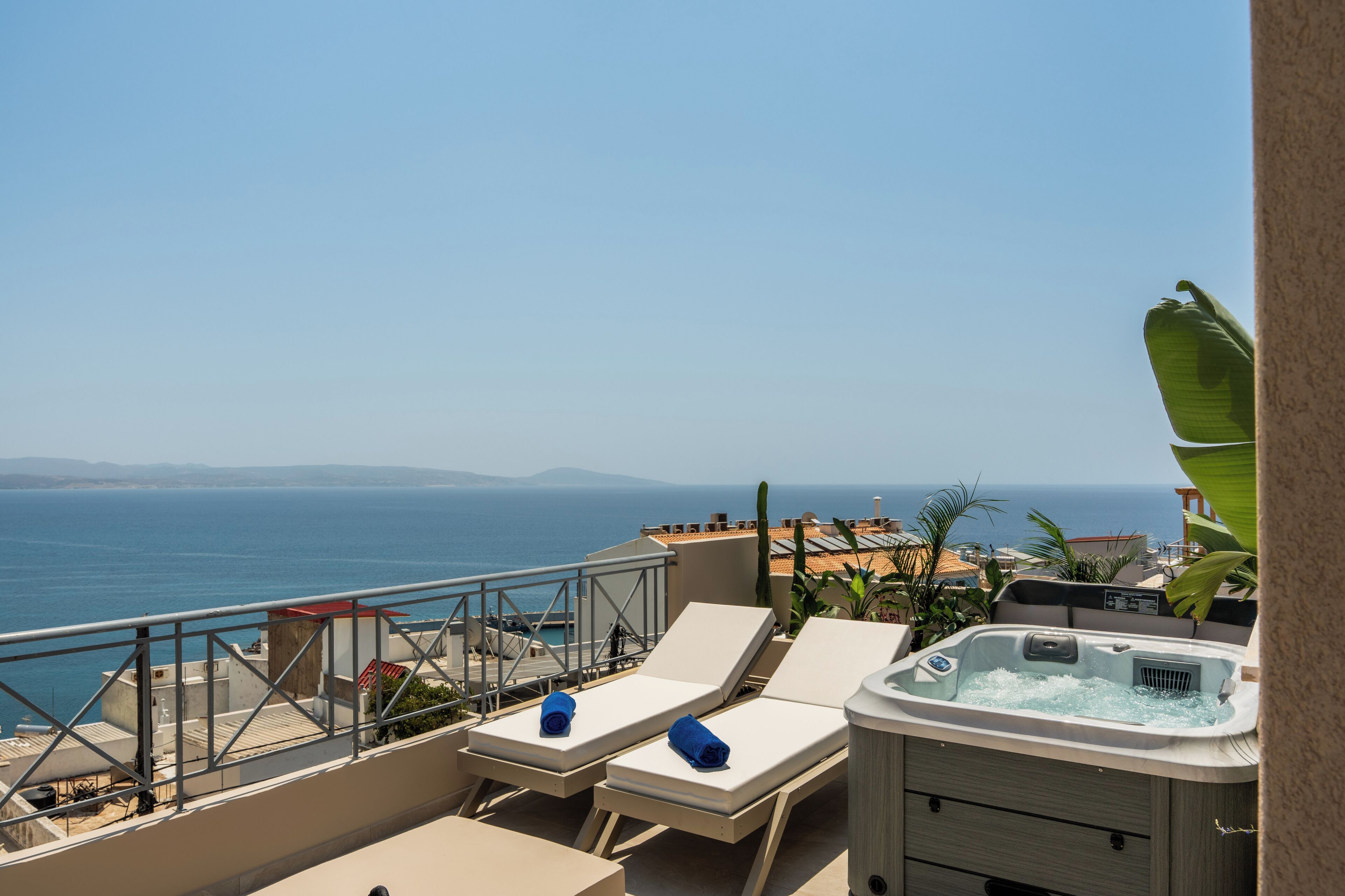 Deluxe Penthouse Suite | Panoramic Sea View & Outdoor Hot Tub | Boblebad