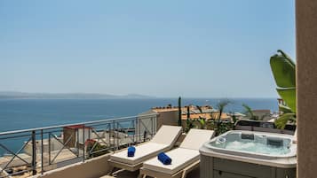 Deluxe Penthouse Suite | Panoramic Sea View & Outdoor Hot Tub | Boblebad