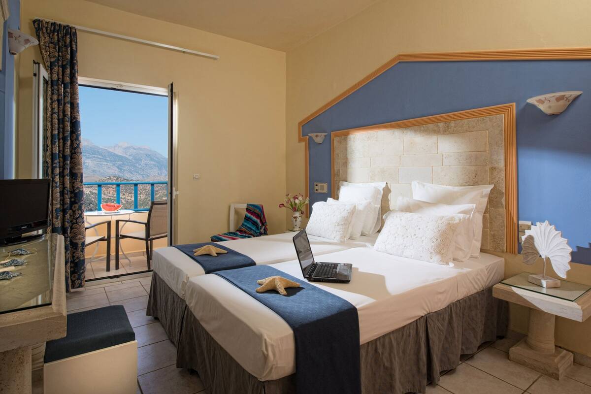 Standard Double Room | Minibar, in-room safe, desk, soundproofing