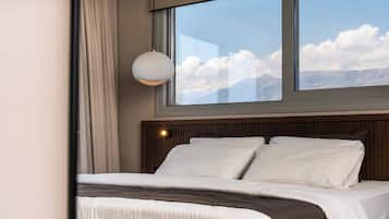 Deluxe Penthouse Suite | Panoramic Sea View & Outdoor Hot Tub | Een minibar, een kluis op de kamer, een bureau, geluiddichte muren