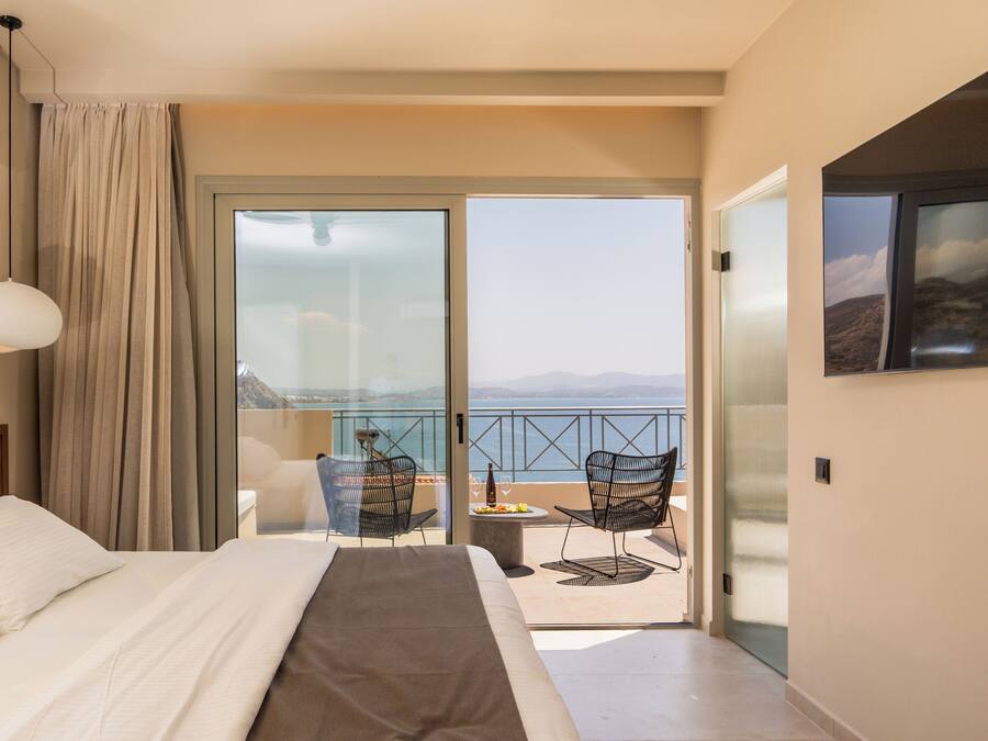 Deluxe Penthouse Suite | Panoramic Sea View & Outdoor Hot Tub | Frigobar, cofres nos quartos, escrivaninha, quartos à prova de som