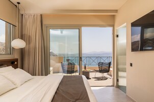 Deluxe Penthouse Suite | Panoramic Sea View & Outdoor Hot Tub | Μίνι μπαρ, χρηματοκιβώτιο στο δωμάτιο, γραφείο, ηχομόνωση 