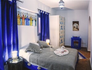 Habitación triple (Raya) | Decoración personalizada, muebles diferentes y cortinas blackout 