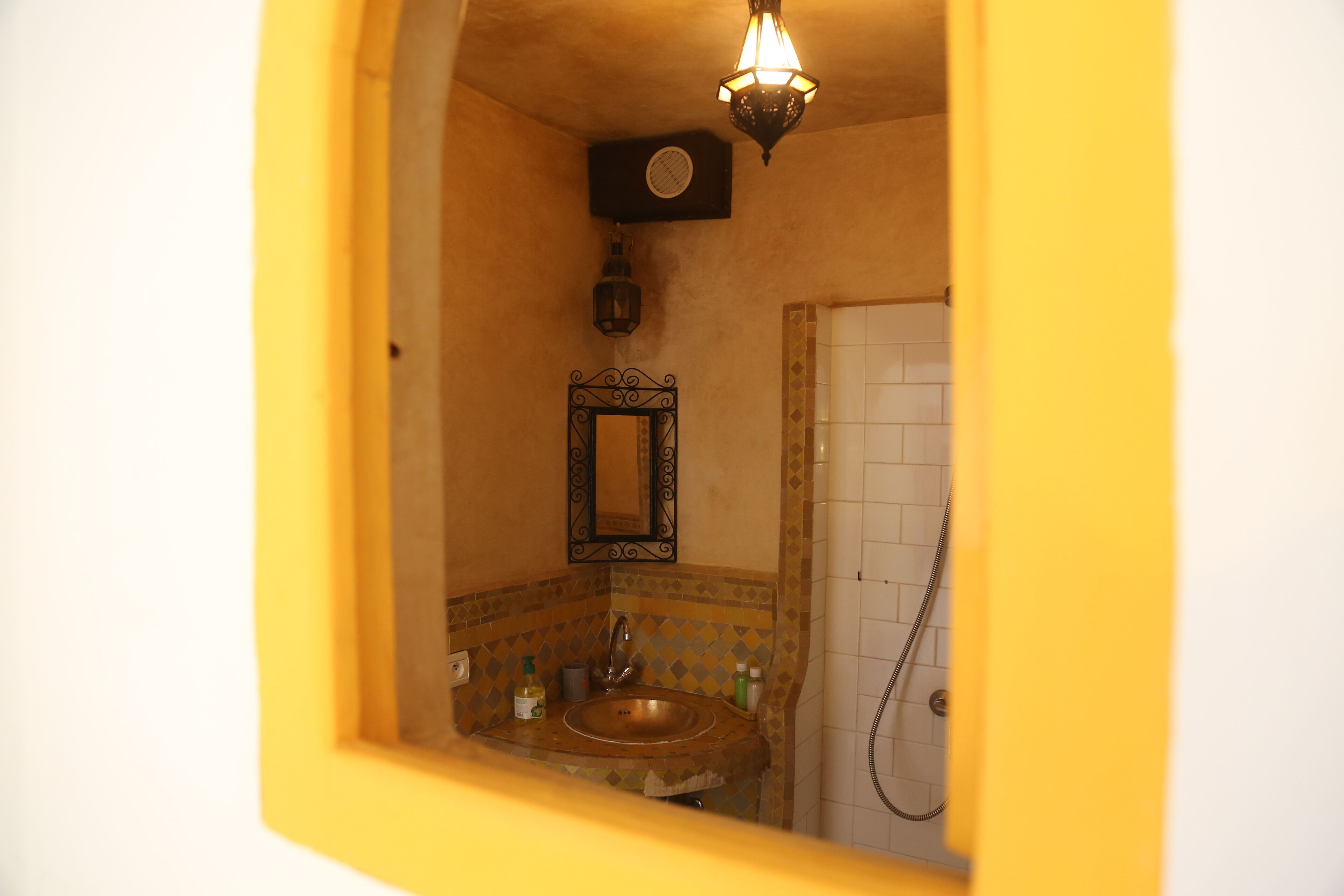 Un bagno con lavandino, specchio e doccia.