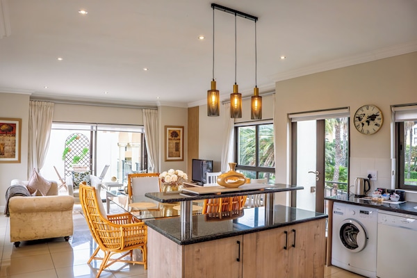 Appartamento Luxury | Cucina privata | Frigorifero con congelatore, microonde, piano cottura