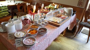 Petit déjeuner buffet servi tous les jours en supplément