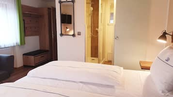 Comfort Room, 1 Queen Bed, Non Smoking | 1 bedroom, premium bedding, individually furnished, desk