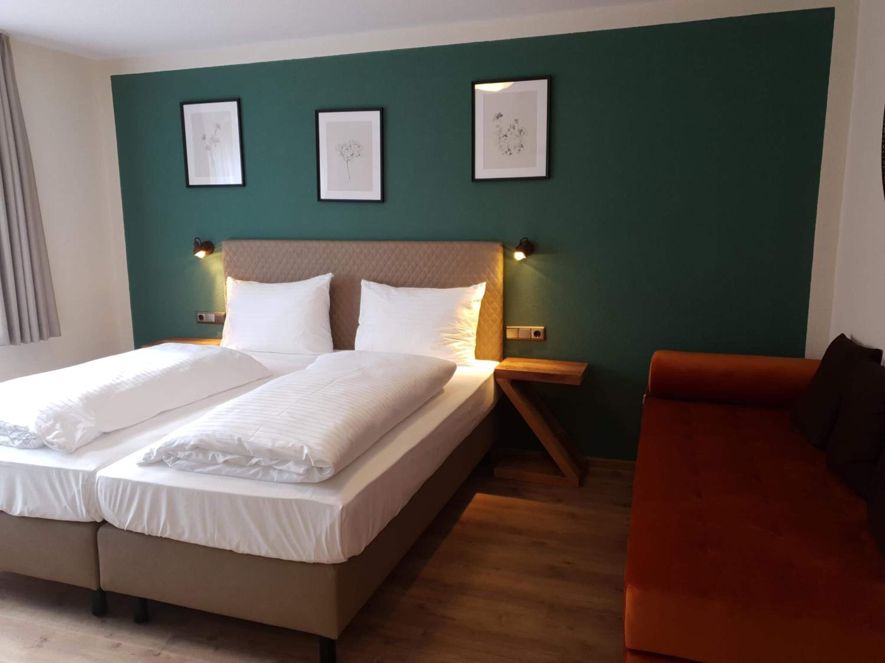 Luxe beddengoed, individueel gemeubileerd, een bureau